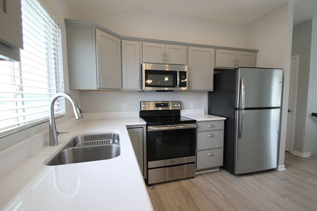 Building Photo - Fall Move In Special!!!  1/2 Off 1st Month...