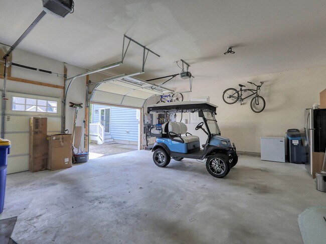 Building Photo - Spacious 3BR / 3.5BA Single family home • 2,500 Sq Ft • Baywood