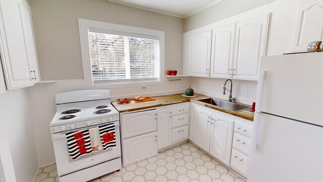 Building Photo - KJKLLC-Carlton Street