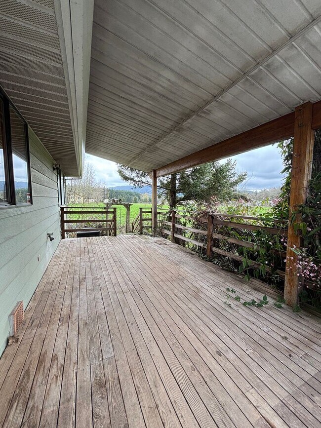 Building Photo - Perfect Home for Entertaining in Newberg - Showings Start 4/20/26