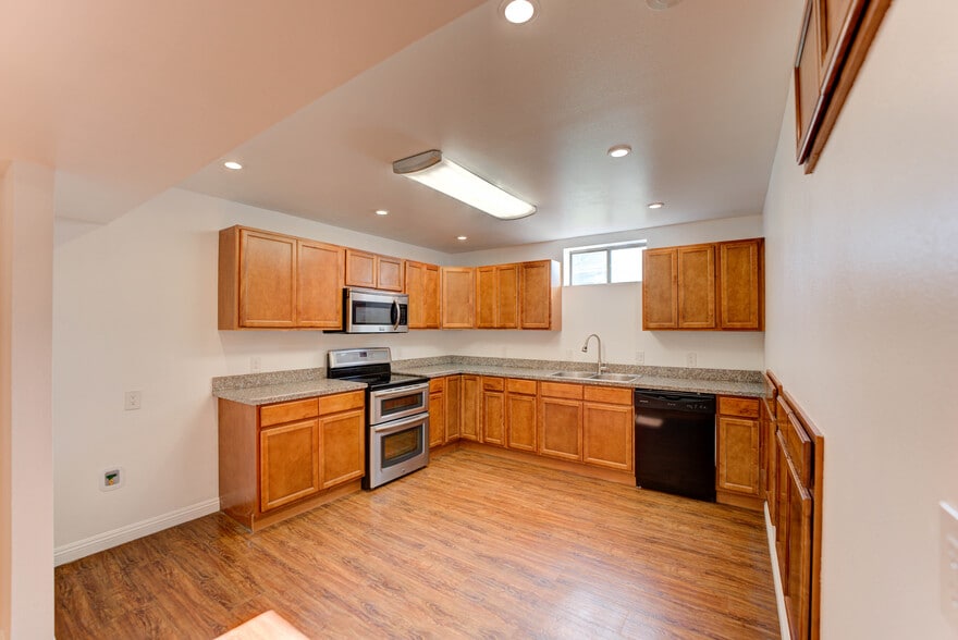 Building Photo - 22020 Village Way Dr
