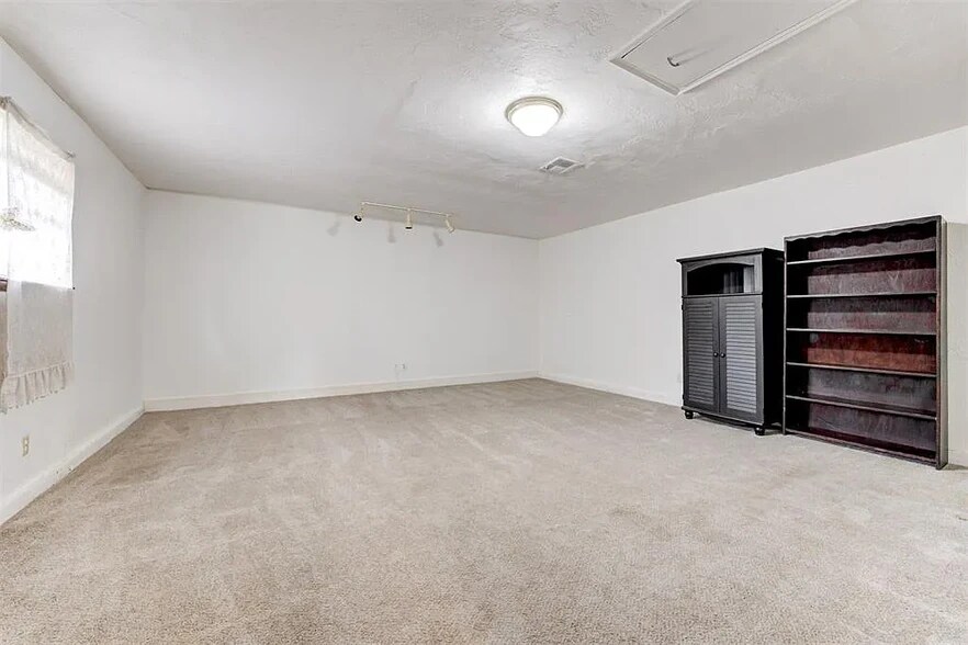 Building Photo - 216 Klondike Dr