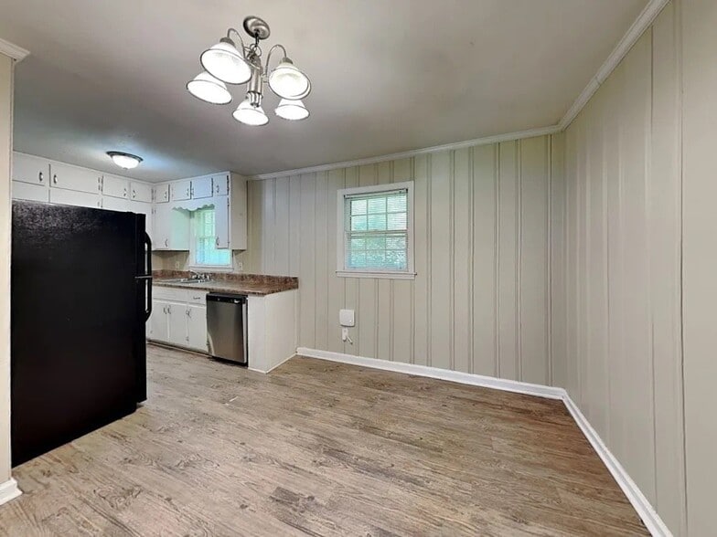 Building Photo - 4556 Wesley Dr