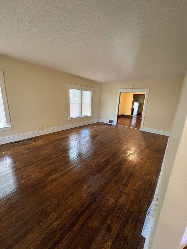 Building Photo - 117-119 S Gardiner Ave