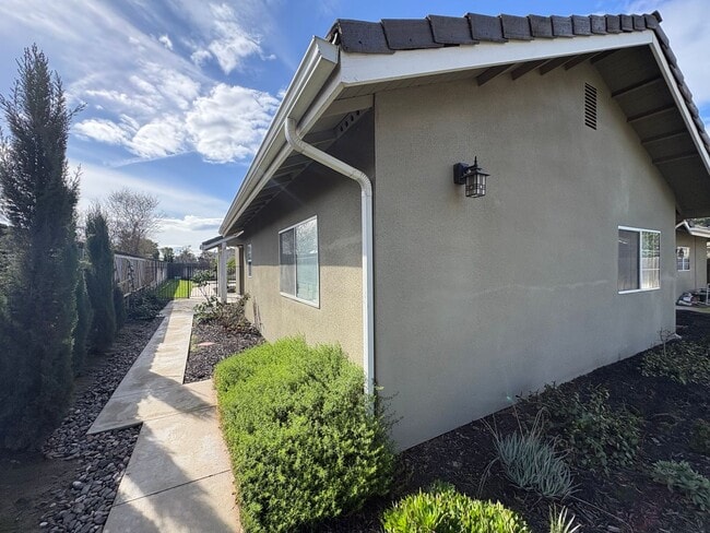 Building Photo - 540 W Birch Ct