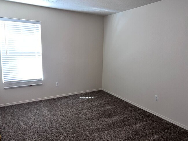 Building Photo - Refrigerated air! 4Br, 2Ba w/2 living areas, 3 CG