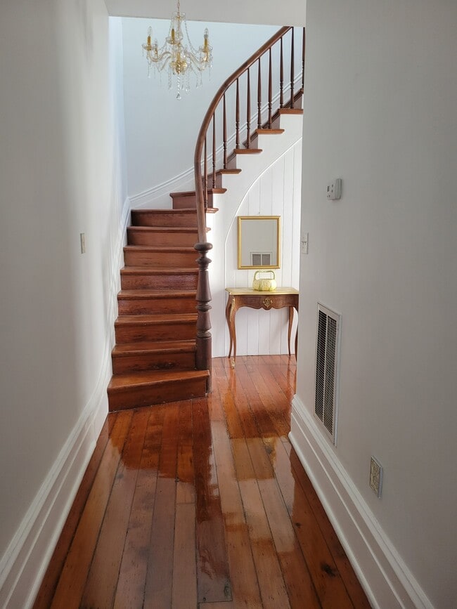Original staircase - Newly renovated, new furnishings - 1220 Harmony St