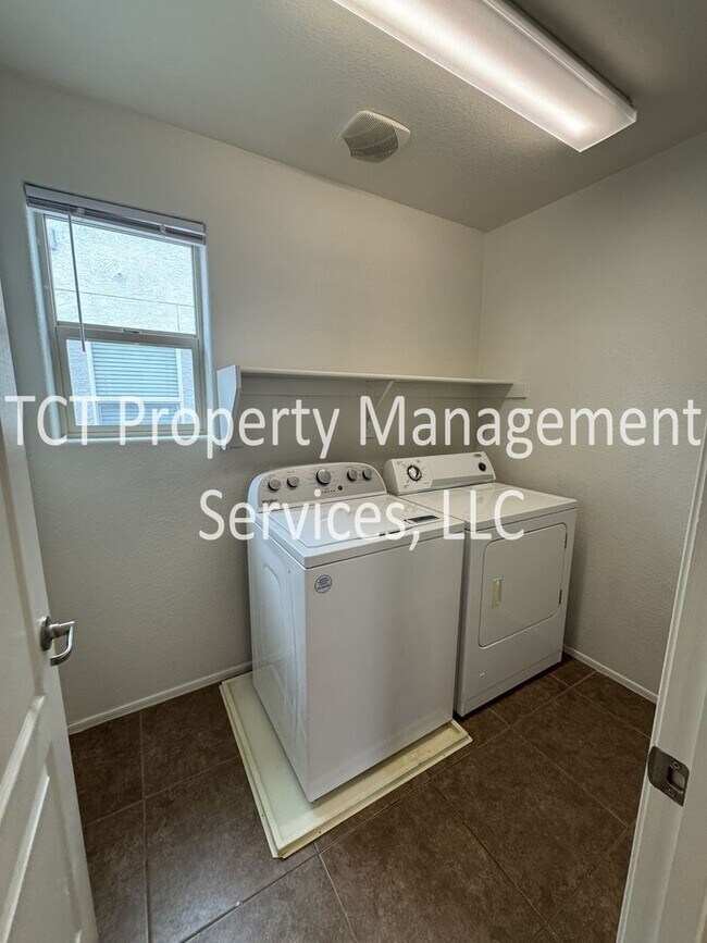 Building Photo - Beautiful 4 bedroom + loft in Johnson Ranch