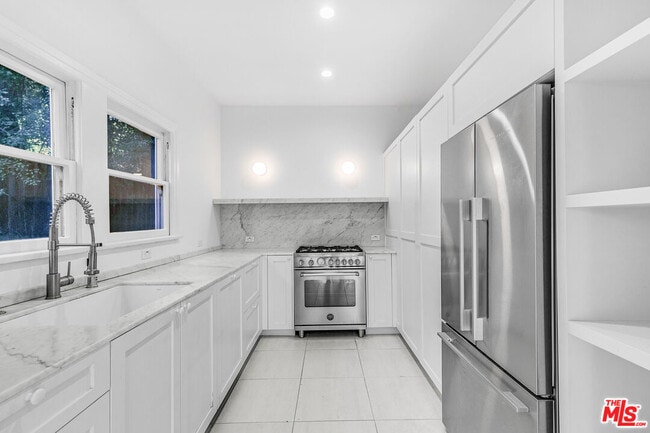 Building Photo - 854 Hyperion Ave