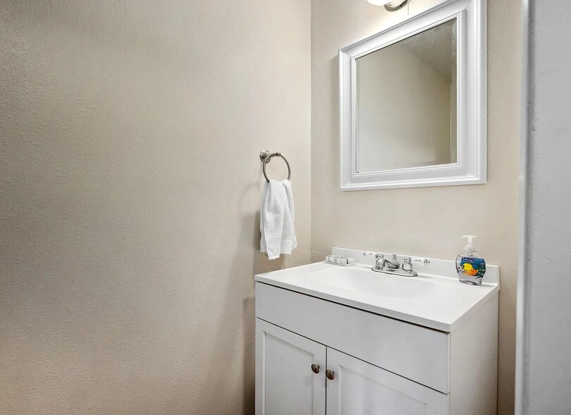 Building Photo - 208 SW Wallula Ave