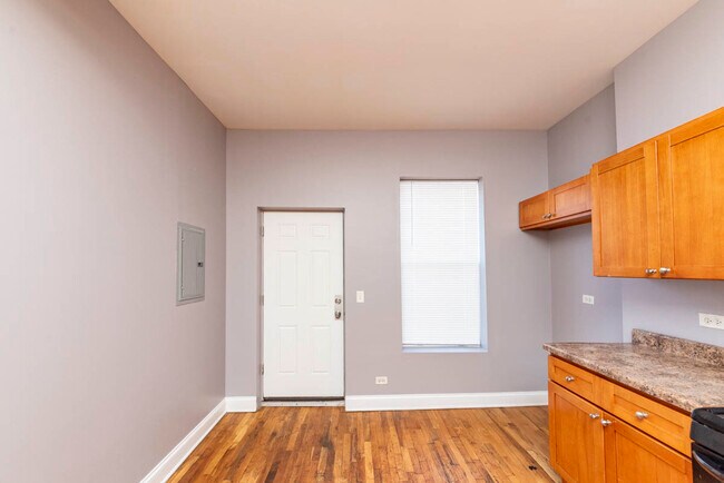 Building Photo - 7237 S Ridgeland Ave