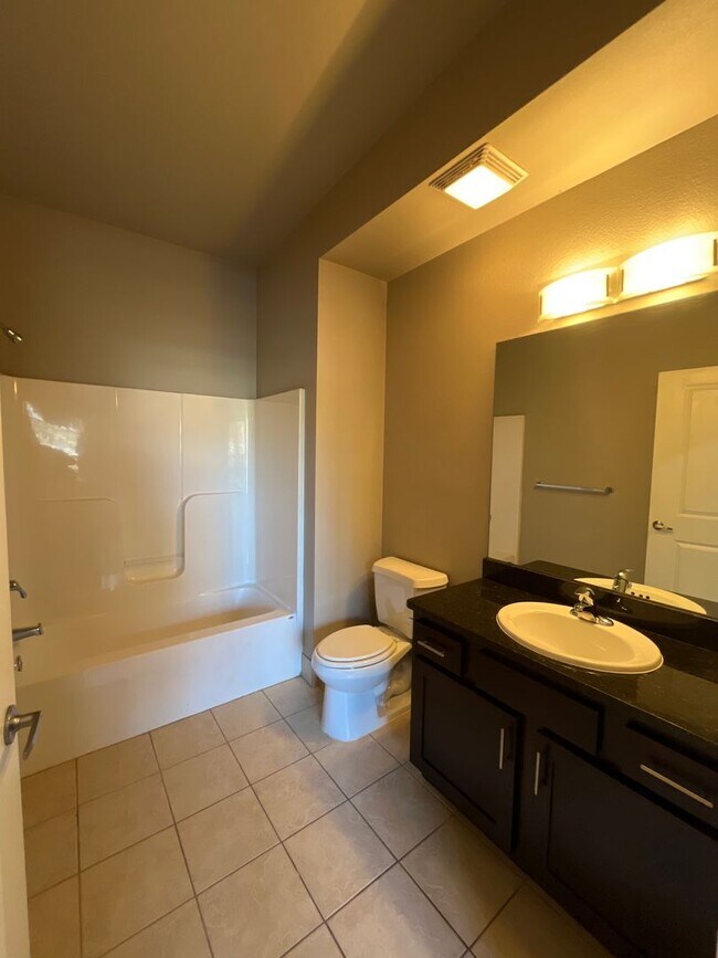 Building Photo - 2 BEDROOM, 2 BATH GREAT LOCATION