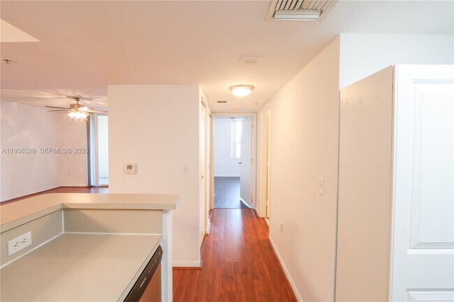 Building Photo - 520 SE 5 Ave