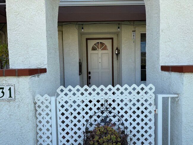 Building Photo - Beautiful Camarillo Townhome