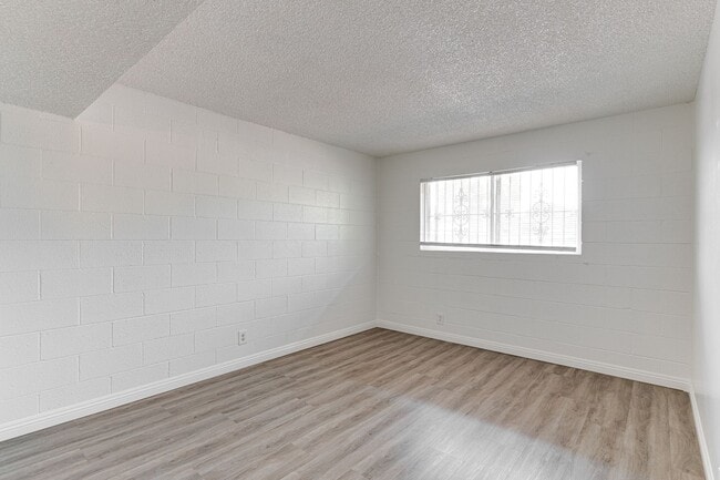Building Photo - Charming Upstairs Unit with Prime Location...
