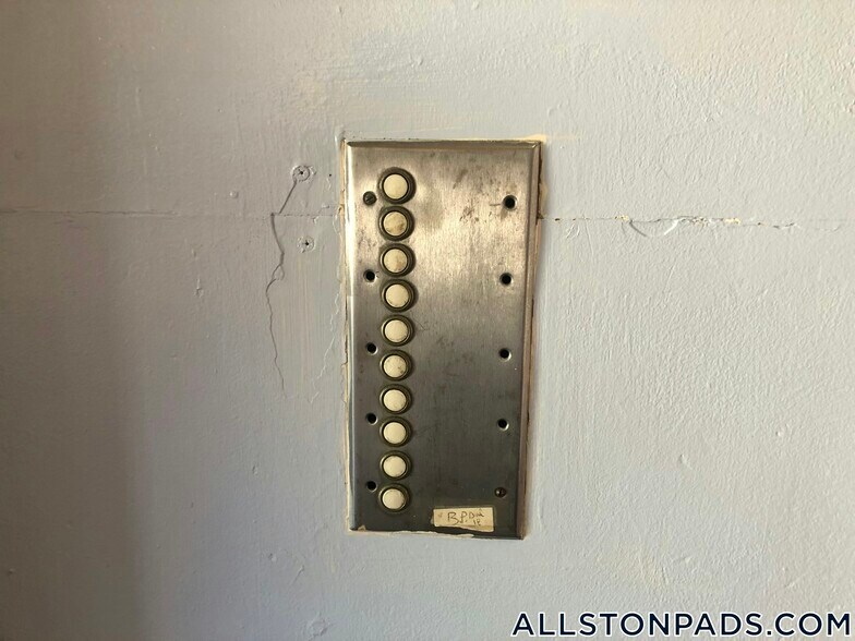 Building Photo - 36 Linden St