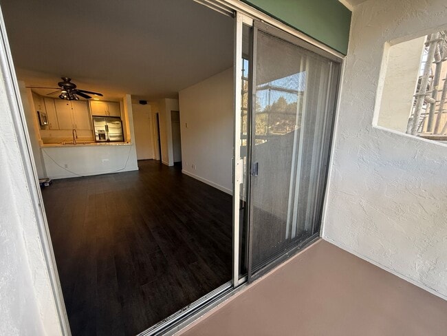 Building Photo - **$300 OFF FIRST MONTHS RENT** Renovated S...