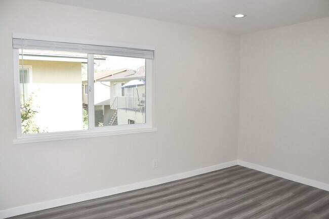 Building Photo - Olive (815) North