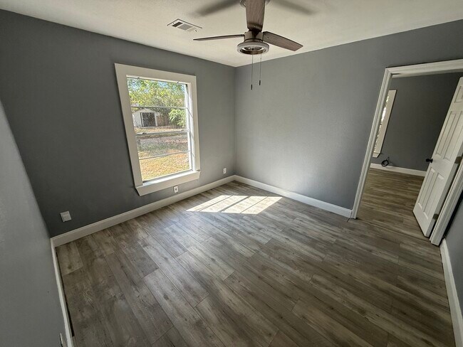 Building Photo - 401 Roosevelt Cir