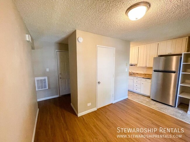 Building Photo - 893 W 5th Ave