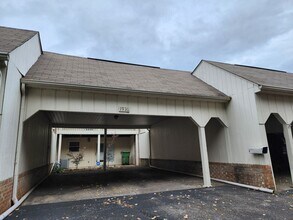Building Photo - Maryville 37804 - 2 bedroom, 1.5 bath town...