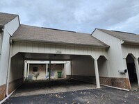 Building Photo - Maryville 37804 - 2 bedroom, 1.5 bath town...