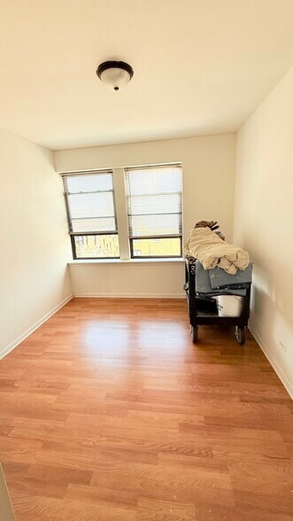 Building Photo - 3931 N Clarendon Ave