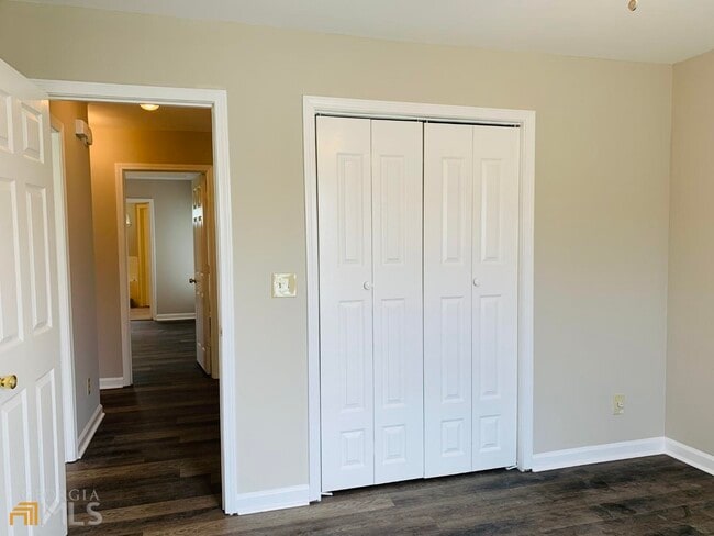 Building Photo - 61 Garden Hills Dr