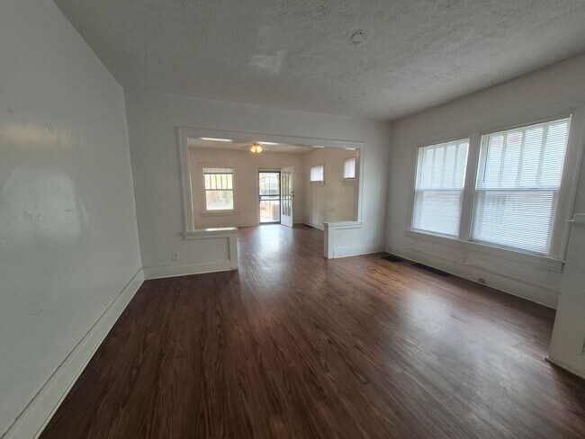 Building Photo - 1967-1969 Rugby