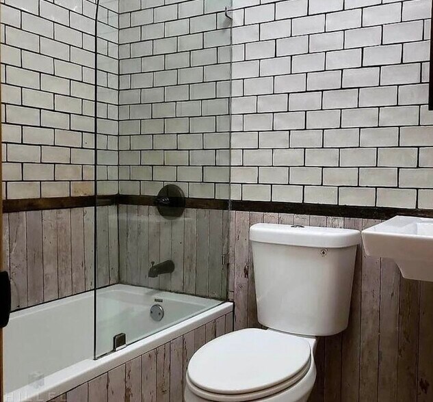 Building Photo - 208 Starr St