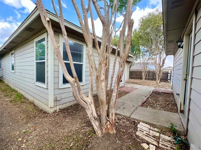 Building Photo - 14200 Briarcreek Loop