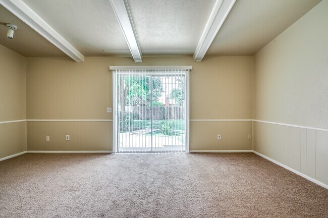 Building Photo - Super cute 3 bed, 2 bath!!