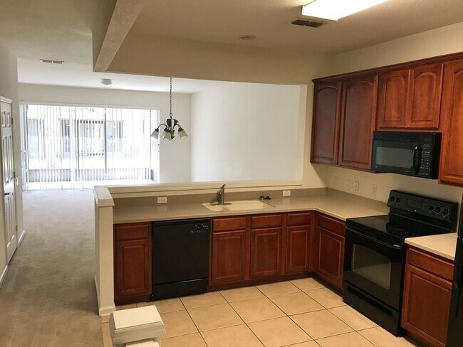 Building Photo - Beautiful 2 bed 2 bath Townhome in Gated Community