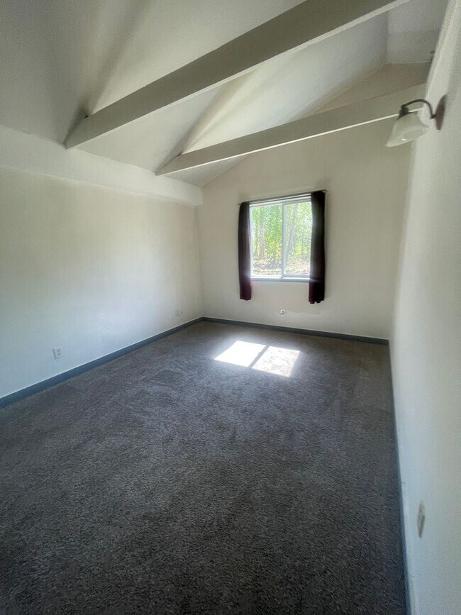 Building Photo - Cute Ranch style 3 bedroom home on an acre!
