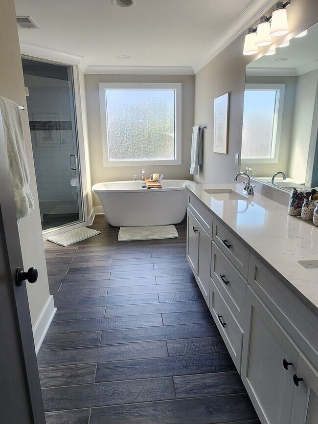Building Photo - Spacious 4-Bedroom Home in Prime Location