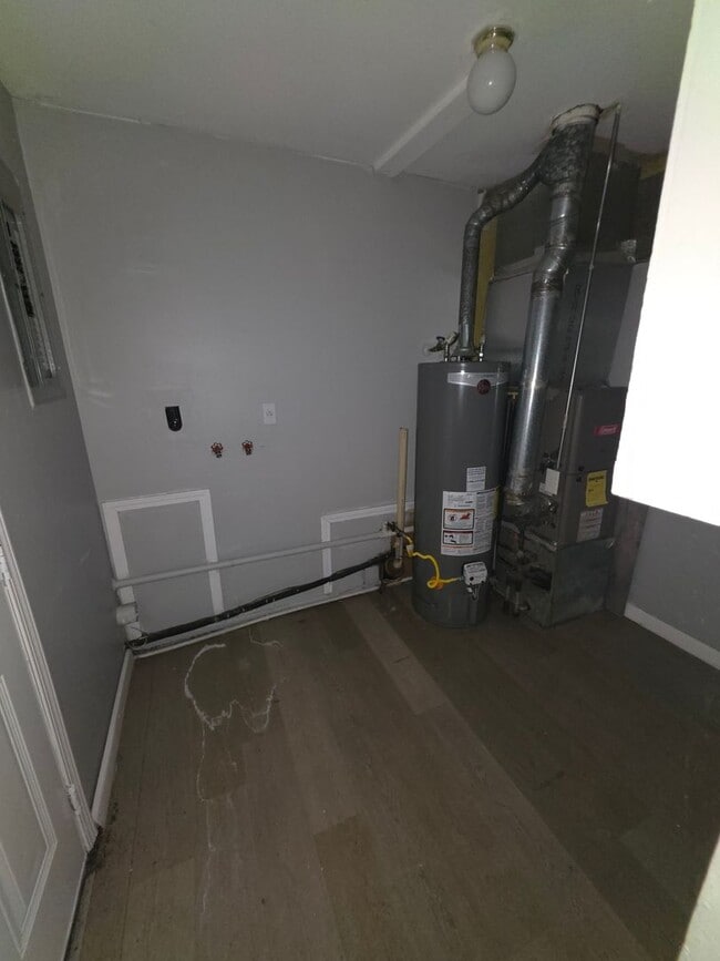 Building Photo - LIMITED TIME**NO APPLICATION FEE**1/2 OFF ...
