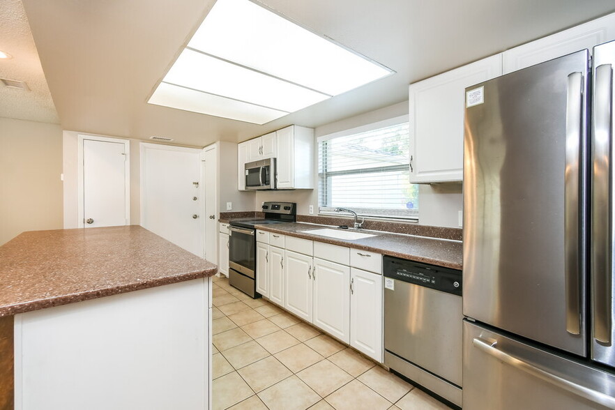 Building Photo - 409 Riverwoods Cir