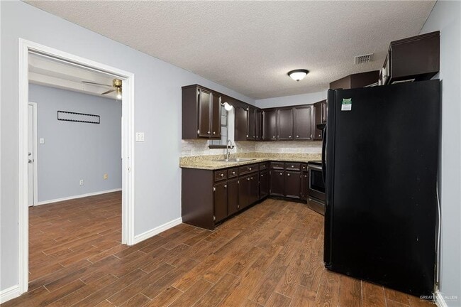 Building Photo - 1005 N Sabinas St