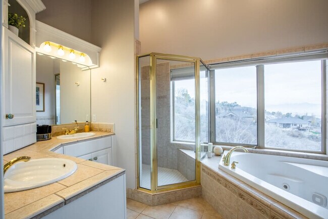 Building Photo - 678 Scenic Hills Dr