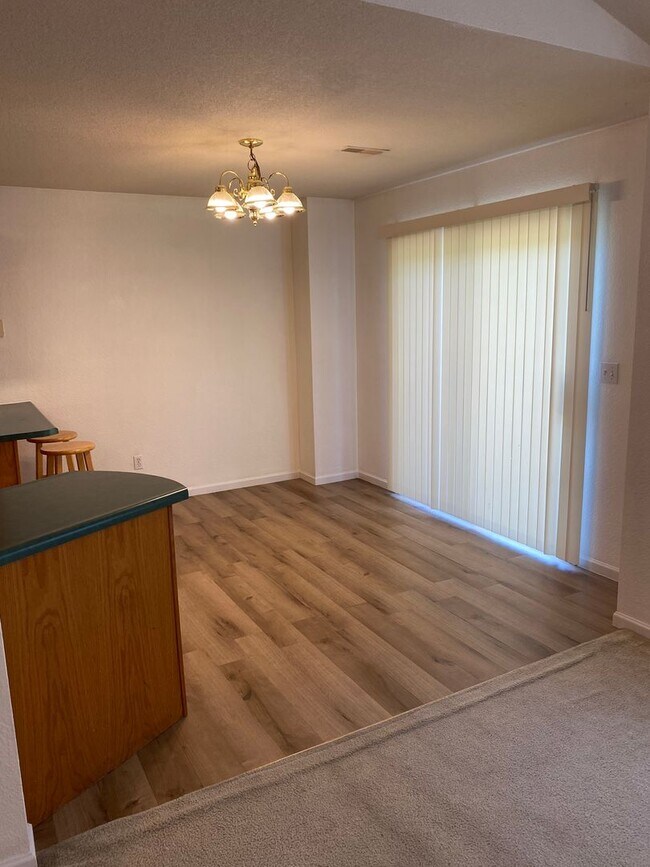 Building Photo - 3 bedroom/2 bathroom single family home!  ...