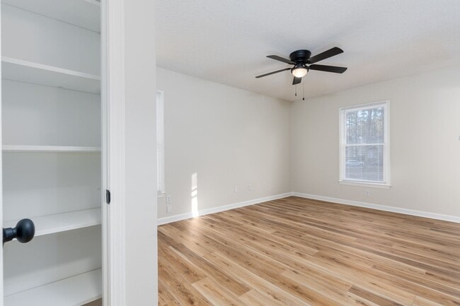 Building Photo - Newly renovated unit close to I-77 and I-20