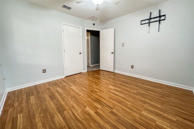 Building Photo - 2630 Mayfair Rd