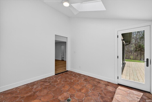 Building Photo - 4620 S Woodbine Dr