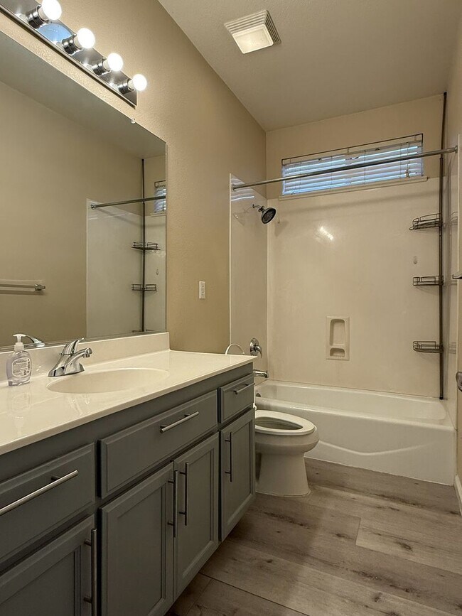 Building Photo - Polished and Chic 4/2 Available NOW!!