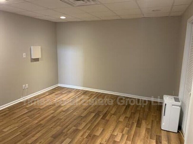 Building Photo - 436 W 5th Ave