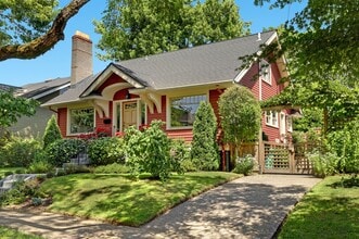 Building Photo - Updated 1926 4-bdrm/3-bath Sellwood bungal...