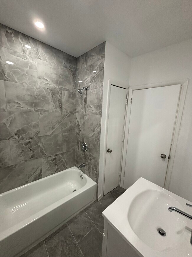 Building Photo - 437 Schwartz Ave