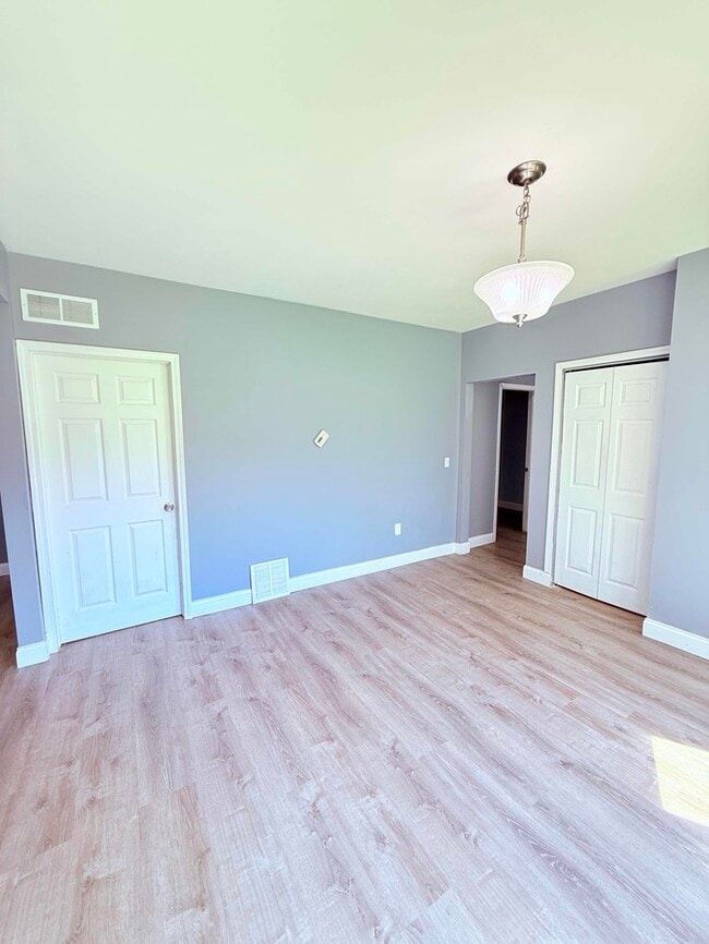 Building Photo - 3 Bed, 1 Bath Home with Modern Amenities / Vouchers Accepted / Available Now!