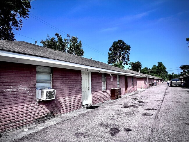 Building Photo - 1825 W Little York Rd