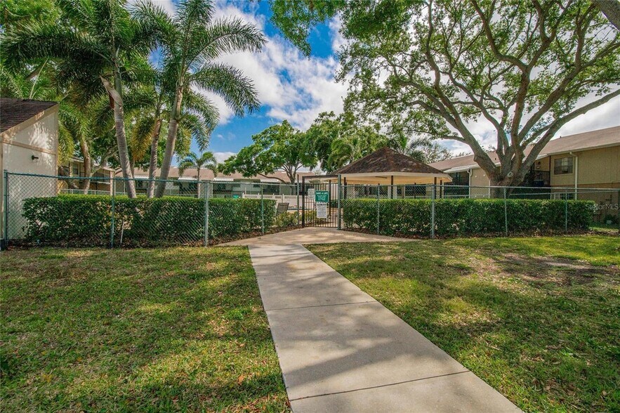 Building Photo - 4513 S Oak Dr